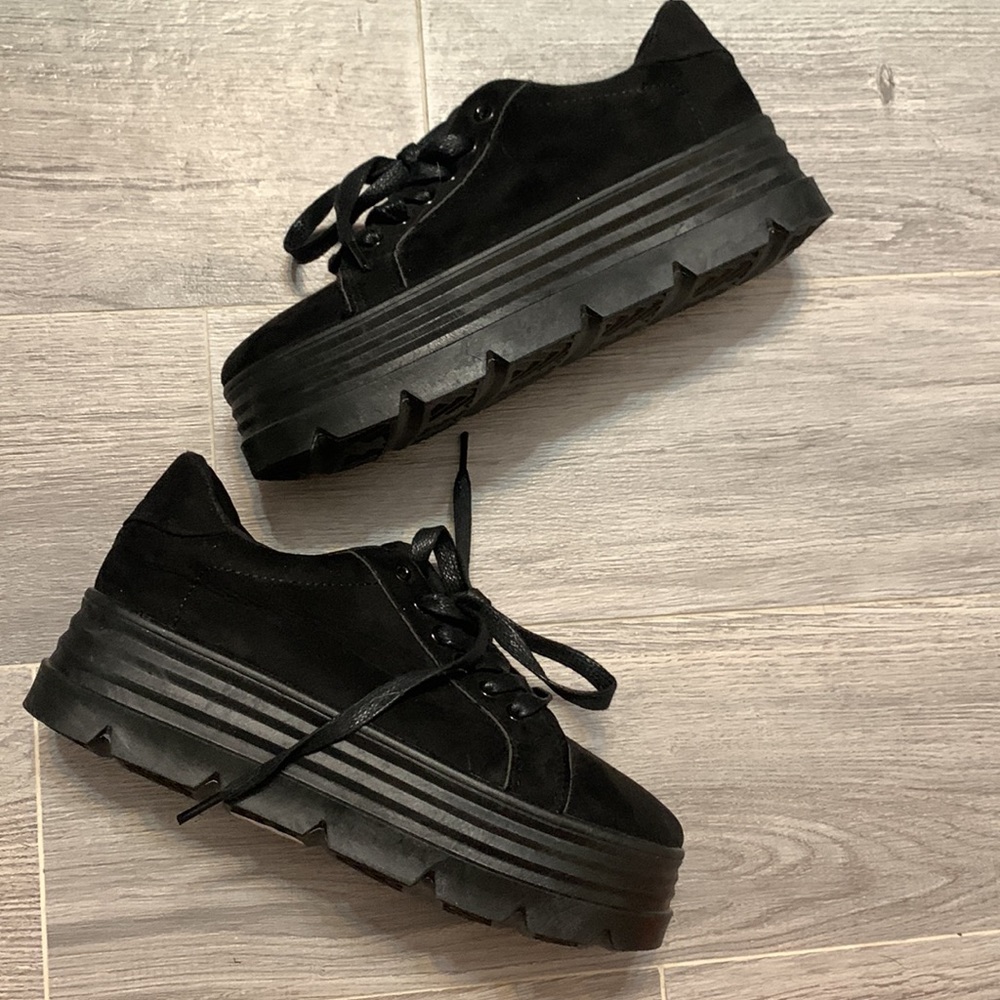 Sedai black platform sneakers 5 but runs big more like 7, 7.5 see measurement